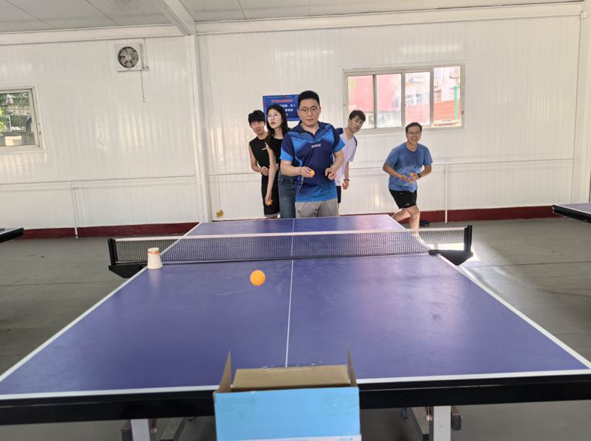 人在乒乓球桌子 AI 生成的内容可能不正确。